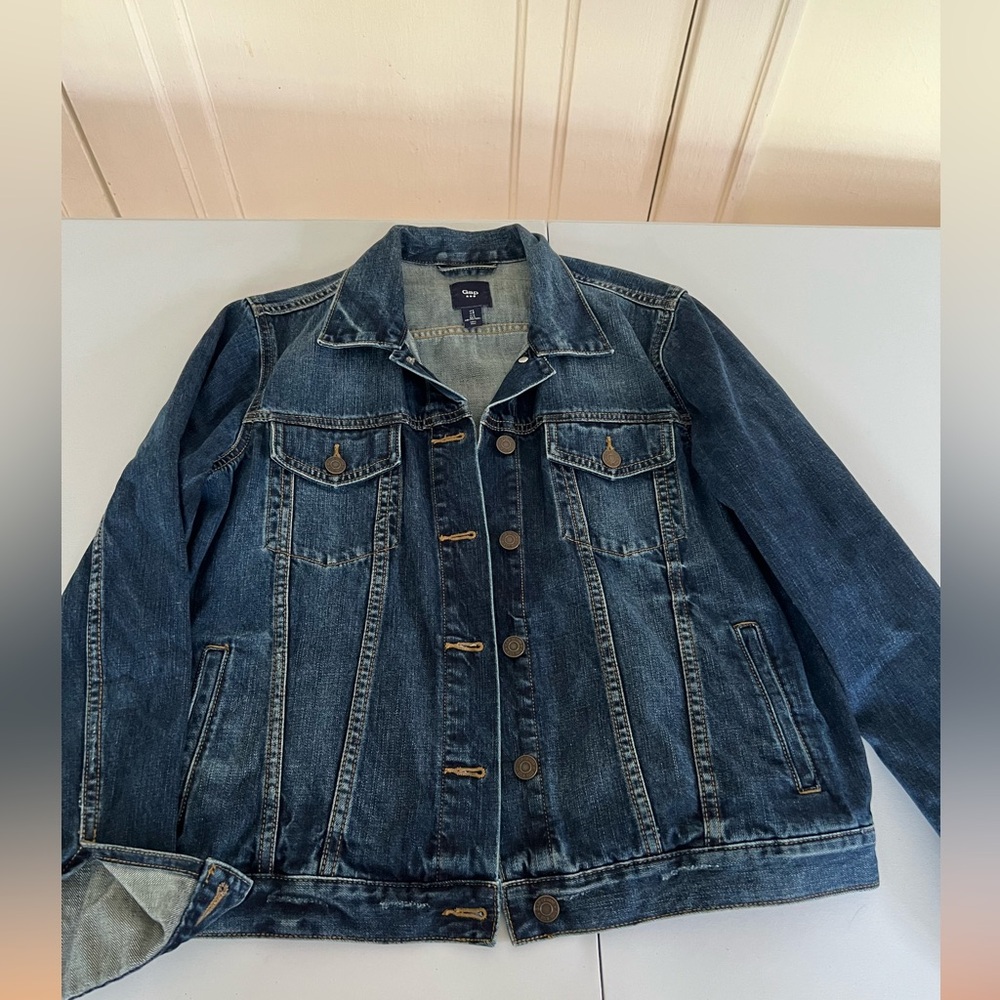 Women’s medium-wash Gap jean jacket size Large